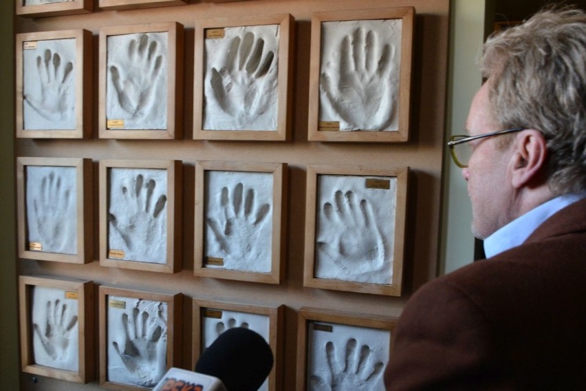 Daniel Olbrychski w kieleckim "Plastyku". Zostawił odcisk dłoni [WIDEO, zdjęcia]