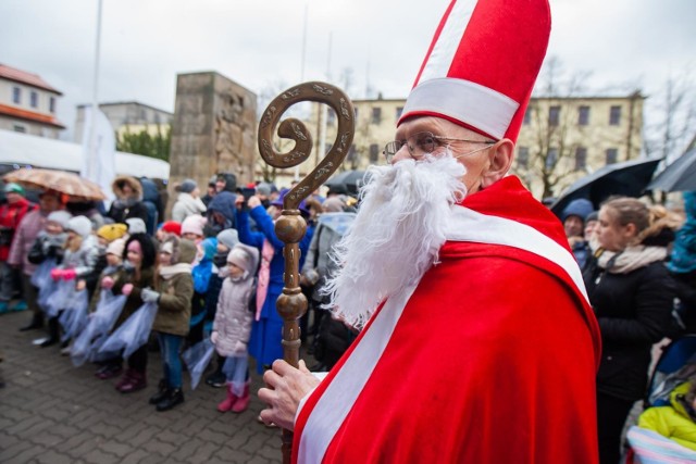 22 grudnia w Starym Fordonie odbyła się IV Starofordońska Wigilia pod gołym niebem, połączona z czwartą edycją Starofordońskiego Jarmarku Świątecznego. 

Było świątecznie, smacznie i rodzinnie. 

Organizatorami wydarzenia są Stowarzyszenie Miłośników Starego Fordonu, Rada Osiedla Stary Fordon, SP nr 4, Parafia św. Mikołaja, Klub Marzenie 50+, Akcja Katolicka, fordońskie przedszkola i Zespół Szkół Gastronomicznych w Bydgoszczy. 


LICZ SIĘ ZE ŚWIĘTAMI - MIKOŁAJ DO WYNAJĘCIA.

