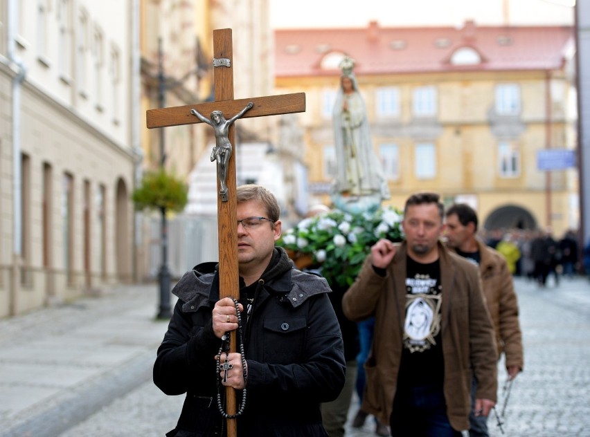 Ulicami Przemyśla przeszła procesja różańcowa w intencji Polski. "Bóg nie pragnie śmierci grzesznika, ale aby żył" [ZDJĘCIA]