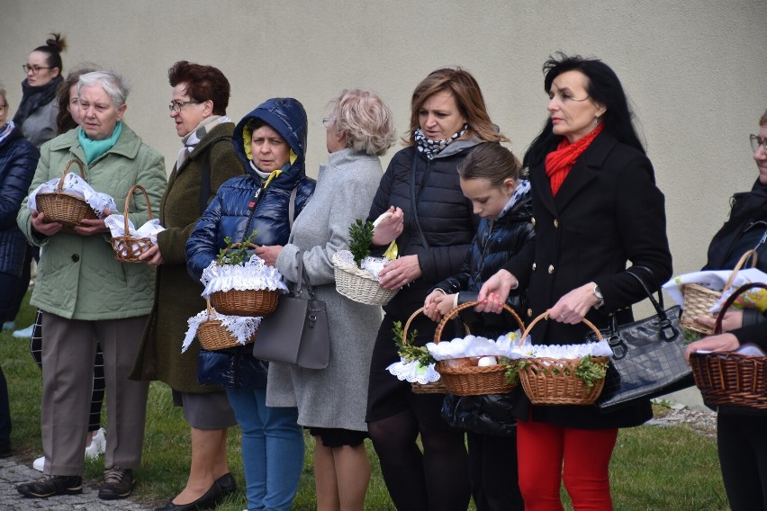 Święconka 2022 w Pleszewie. Poświęcenie pokarmów na...