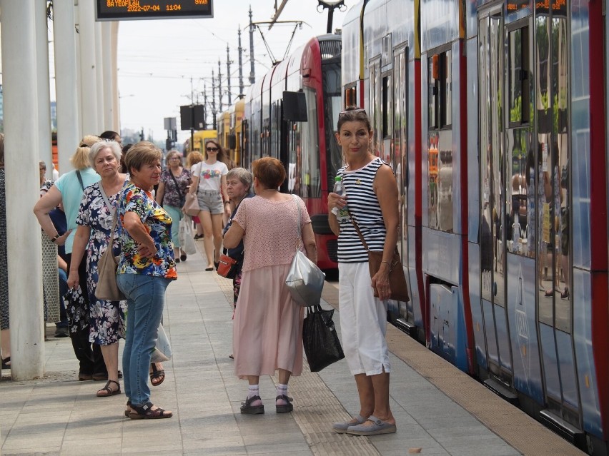 Łódź: Tylko 50 tramwajów jest chłodzonych, w autobusach to niemal cztery na pięć. Pasażerowie marzą o klimie!