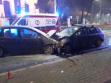 Wrocław. Czołowe zderzenie samochodów na ul. Traugutta. Jedno auto stanęło w płomieniach [ZDJĘCIA]