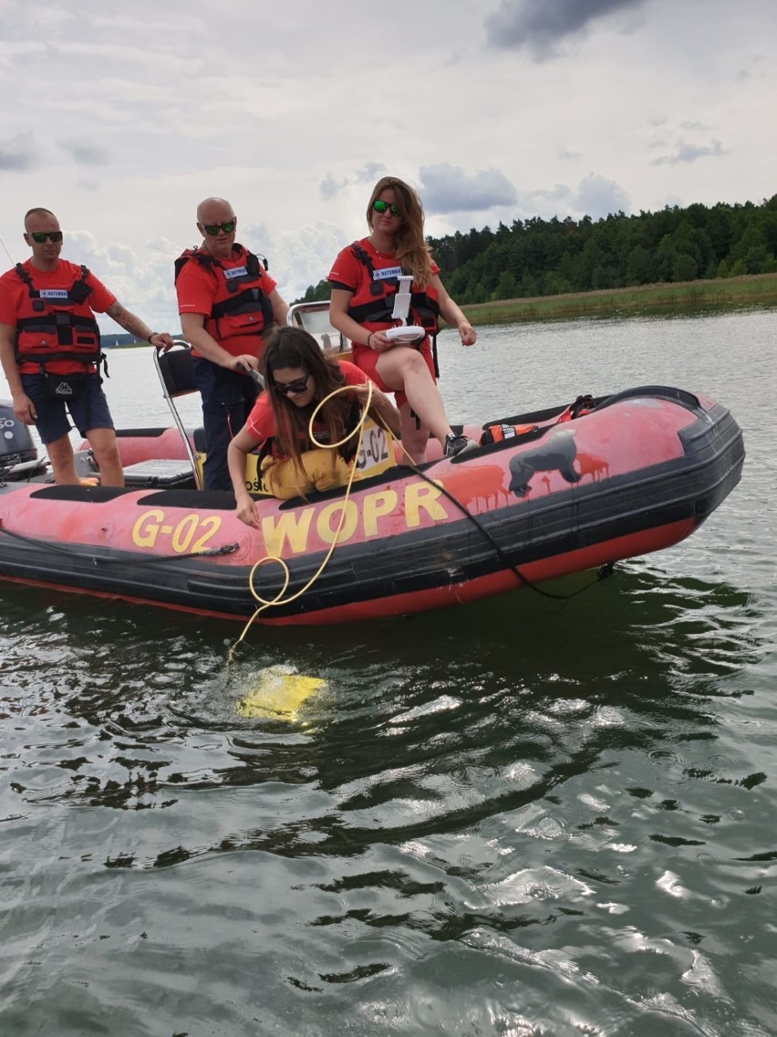 Akcja ratowników z gdyńskiego WOPR na jeziorze Kisajno -...