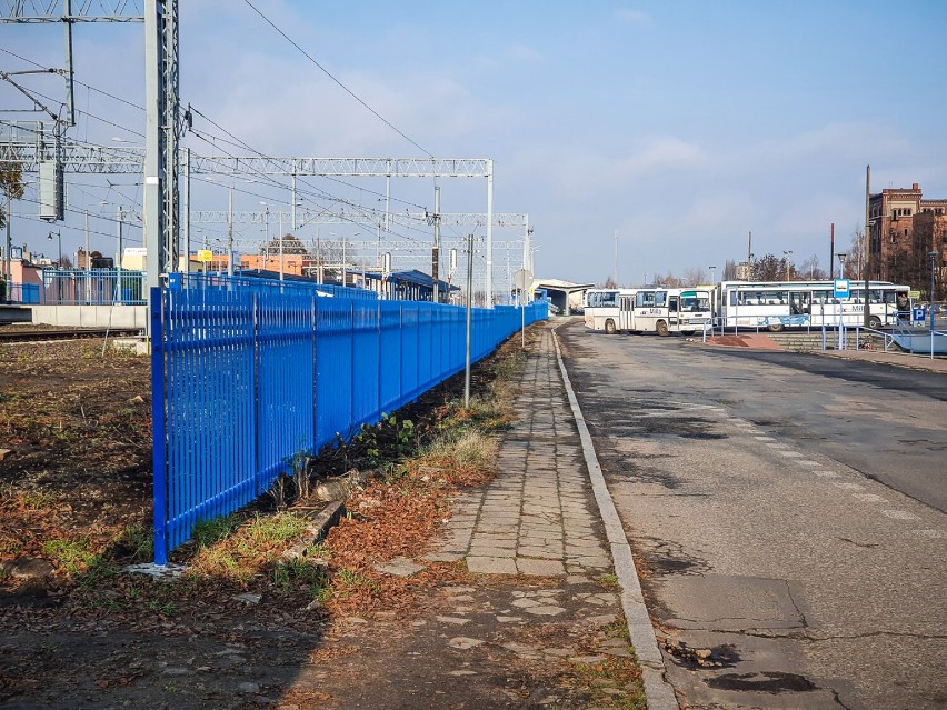 Płot wzdłłuż Tamy Kolejowej i Towarowej w Lesznie