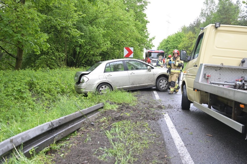 Wypadek na DK 16 w Kłódce pod Grudziądzem. Samochód wjechał w barierki
