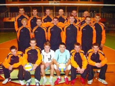 Kadra siatkarzy Chrobrego Głogów w sezonie 2007/8. Górny rząd od lewej: Dawid Chachulski, Patryk Kędzierski, Krzysztof Bereszyński, Tomasz Surtel, Paweł Kazimierowski, Artur Pawluś (trener). Środkowy rząd od lewej: Mikołaj Michalak, Artur Świerczyński, Mateusz Trzeciak, Łukasz Łazarek, Sebastian Auguścik, Marcin Brzeziński. Dolny rząd od lewej: Adrian Oleba, Patryk Jankowski, Kamil Witkowski, Przemysław Piotrowski, Mariusz Kubik, Jakub Lasia. Na zdjęciu brakuje jeszcze Grzegorza Janasia i Mariusza Budziłowicza.