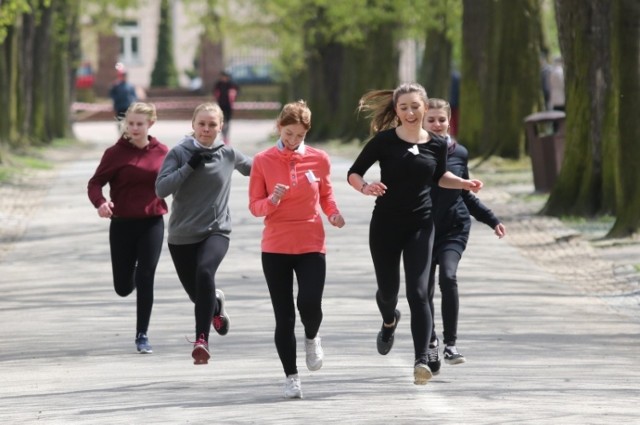 

W sobotę w Parku Miejskim w Kielcach odbyła się czternasta edycja Biegu Ulicznego o Grand Prix Miejskiego Ośrodka Sportu i Rekreacji w Kielcach.

W sumie we wszystkich kategoriach wystartowały 333 osoby. Bieg główny wśród mężczyzn wygrał Tomasz Biskupski z AZS UJK Kielce, drugi był kielczanin Michał Jamioł, a trzeci Grzegorz Kosmala. Wśród kobiet triumfowała Klaudia Kotańska ze Skarżyska.

-Cieszę się, że po raz kolejny frekwencja dopisała. Impreza ta na stałe wpisała się już do kalendarza Miejskiego Ośrodka Sportu i Rekreacji – powiedział Artur Sabat, zastępca dyrektora MOSiR, który dekorował najlepszych biegaczy.