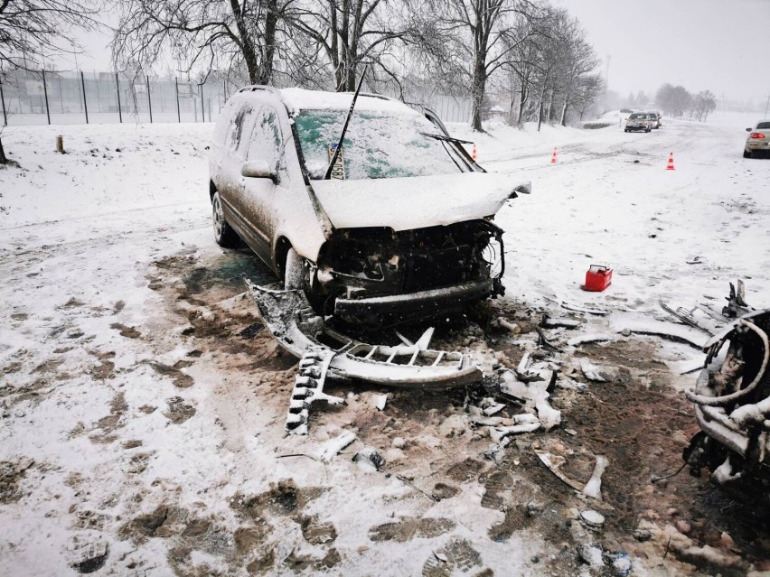 Trudne warunki na drogach. W Subkowach doszło do wypadku dwóch aut osobowych a policjanci apelują o ostrożność!