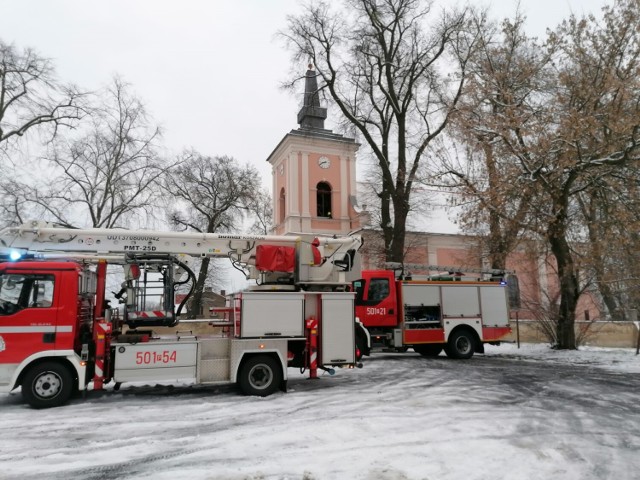 Pożar drewnianej podłogi (schodów) w kościele parafialnym w Kwilczu. Sytuacja jest już opanowana (7.12.2021).