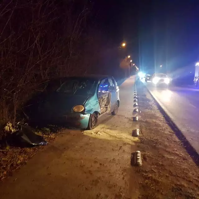 W piątkowy wieczór krótko po godzinie 22 na skrzyżowaniu krajowej 25 i wojewódzkiej 254 w Brzozie zderzyły się trzy samochody - ciężarówka i dwa auta osobowe. Najbardziej ucierpiał kierujący seatem. Został wydobyty z auta przez świadków wypadku, potem zajęli się nim strażacy i ratownicy medyczni. Trafił do szpitala w Bydgoszczy, jego życiu nic nie zagraża. Przez dwie godziny ruch na skrzyżowaniu odbywał się z utrudnieniami. 

Zobacz także: Pomogli, bo uznali to za swój obowiązek. Czapki z głów!

Na miejscu pracował zastęp z OSP Brzoza i jednostka ze Szkoły Podoficerskiej PSP w Bydgoszczy.

Także wczoraj wieczorem w Koronowie na ul. Hoffmana zderzyły się osobowa mazda 323 i daewoo matiz. Dwóm osobom poszkodowanym udzielono pomocy, ale nie zostały zabrane do szpitala.


Pogoda na dzień (10.12.2016)  | KUJAWSKO-POMORSKIE
Źródło: TVN Meteo Active/x-news

