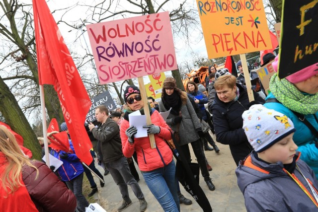 9 marca ulicami Torunia po raz kolejny przejdzie doroczna manifestacja w obronie praw kobiet. Hasło tegorocznej Manify brzmi: Mocy zamiast przemocy. Stop seksistowskiej opresji! Demonstracja rozpocznie się o godz. 15 pod pomnikiem Kopernika i przemaszeruje wokół starówki. Ale Manifa to nie tylko demonstracja. Organizatorki zaplanowały aż 12 wydarzeń towarzyszących, o których przeczytacie na kolejnych stronach.

Zobacz też:

5 marca protest pracowników sądów i prokuratur

- Podczas czwartej toruńskiej Manify chcemy wspólnie wyrazić sprzeciw wobec najbardziej widocznych przejawów przemocy: przemocy seksualnej, fizycznej, przemocy domowej. Chcemy mówić o przemocy wobec kobiet – zjawisku, które jest głęboko zakorzenione w kulturze patriarchalnej i często usprawiedliwiane. Za przemoc odpowiedzialni są sprawcy, a nie osoby, które jej doświadczają. Swobodne zachowanie, strój czy manifestowanie własnej seksualności, nie są zachętą do kontaktów seksualnych ani nie mogą być wytłumaczeniem agresji, przemocy, gwałtu – zapowiadają organizatorki z Kolektywu Manifa.

>>>>WIĘCEJ NA KOLEJNYCH STRONACH

NowosciTorun