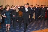 Studniówka 2015: VI LO Gdynia tańczy poloneza w Rumi [ZDJĘCIA]