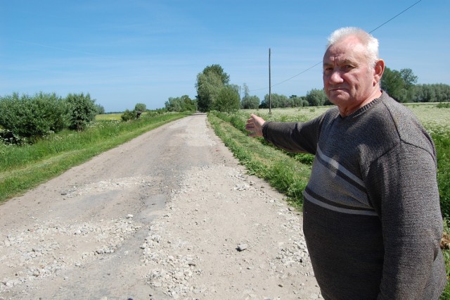 Stanisław Lewczuk pokazuje jak wygląda droga prowadząca do jego gospodarstwa w Groszkowie Osadzie