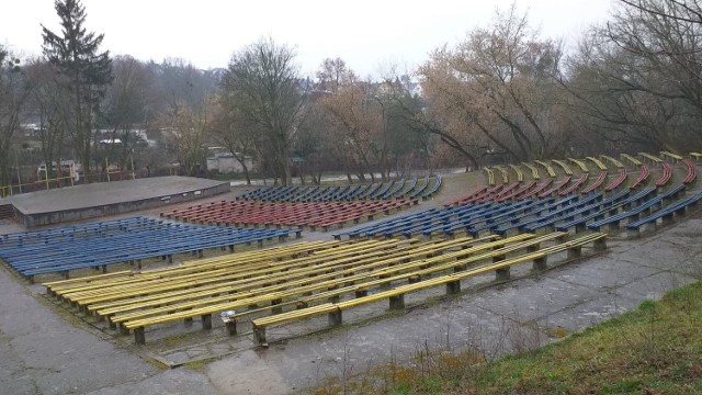 Amfiteatr kiedyś tętnil życiem. Od kilku lat nie organizuje się tu żadnych imprez "pod chmurką"