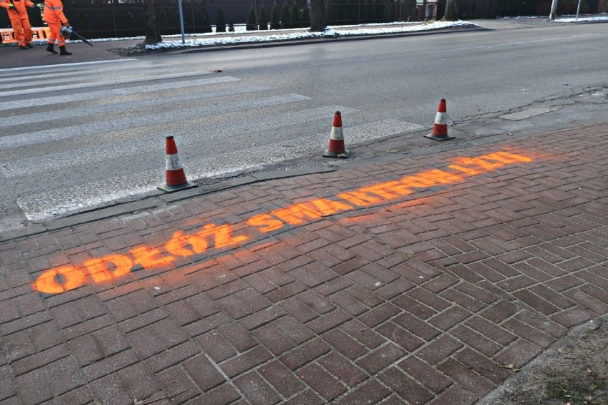 Przy przejściach dla pieszych w Kraśniku pojawiły się fluorescencyjne napisy. Trwa akcja "Odłóż smartfon i żyj!"