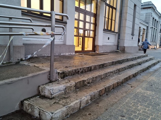 Wymienione zostały drzwi wejścia głównego, lecz schody pozostają w opłakanym stanie.