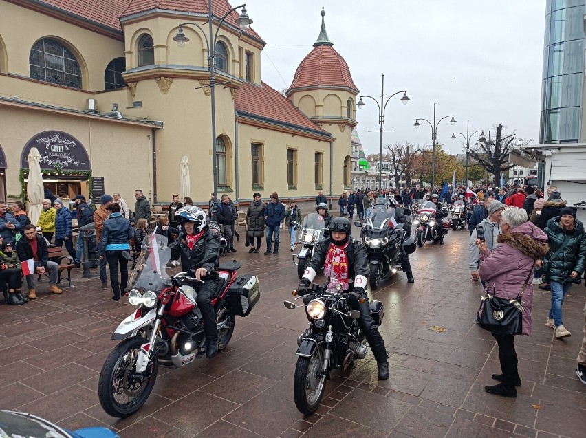 Święto Niepodległości w Sopocie: Parada zabytkowych samochodów, motocykli i rowerów. Dziecięcy chór wzruszył wiązanką patriotycznych melodii