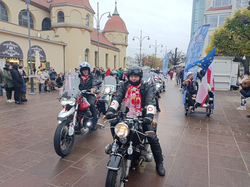 Święto Niepodległości w Sopocie: Parada zabytkowych samochodów, motocykli i rowerów. Dziecięcy chór wzruszył wiązanką patriotycznych melodii