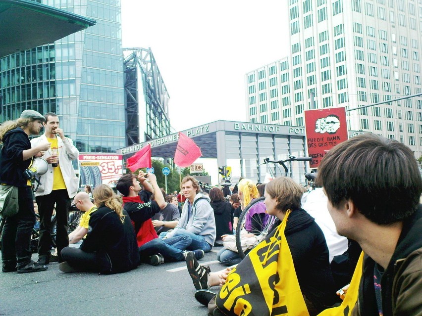 Strajk blokuje skrzyżowanie ulic na Potsdamer Platz.
