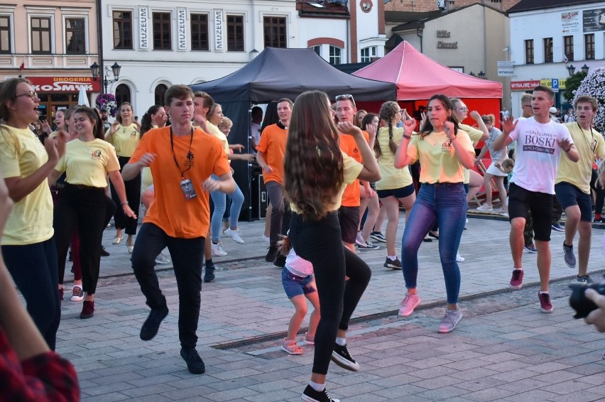 Rynek w Oświęcimiu zawirował z tancerzami podczas święta patrona