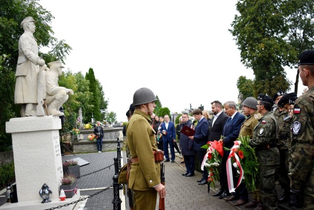 Staszowskie uroczystości upamiętnienia 81. rocznicy wybuchu II wojny światowej rozpoczęto na starym cmentarzu przy mogile zbiorowej 31 żołnierzy polskich poległych w kampanii wrześniowej.