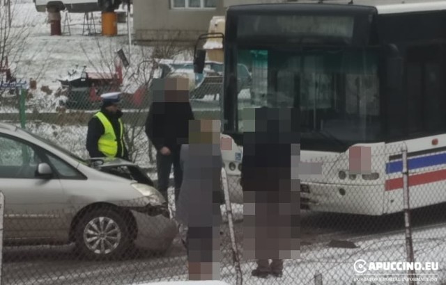 Bucze. Stłuczka toyoty z autobusem na śliskiej drodze, 21.12.2021