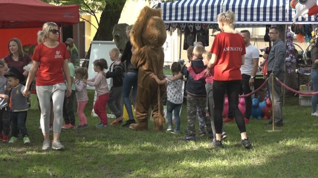 Z okazji Dnia Dziecka w Wąbrzeskim Domu Kultury dzieci obejrzały spektakl "Dino nowy przyjaciel" przygotowany przez aktorów gdańskiej grupy "Duet", a następnie bawiły się na festynie trwającym w parku przed WDK. Było wesoło.