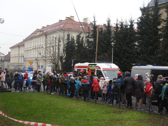 Dzieciom udzielono pomocy i ogłoszono ewakuację z całego budynku
