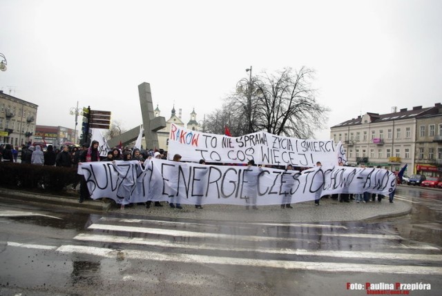 Prawie 500 zapalonych, wiernych kibic&oacute;w Rakowa wzięło udział w dzisiejszej manifestacji, pomimo dużych opad&oacute;w deszczu. Fot. Paulina Przepi&oacute;ra