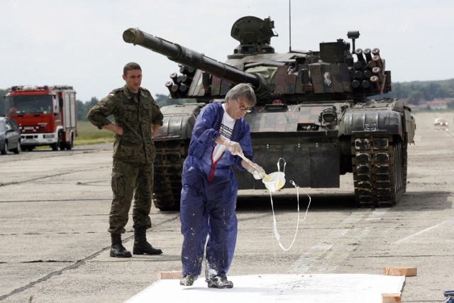 Malowanie czołgiem na lotnisku w Legnicy