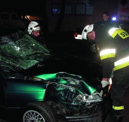 Strażacy zabezpieczają uszkodzone auto. fot. G. Bielawski