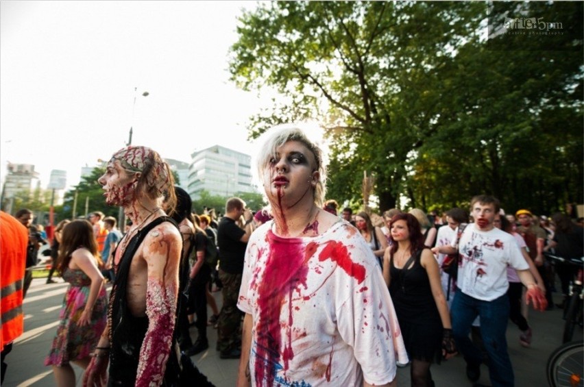 Zombie na ulicach Warszawy! Zobacz zdjęcia z marszu żywych trupów