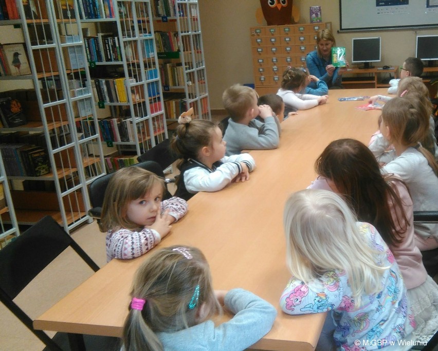  W ramach akcji "Cała Polska  Czyta Dzieciom" w Dąbrowie przedszkolaki wysłuchały opowiadania pt: "Królik  Franek..." 