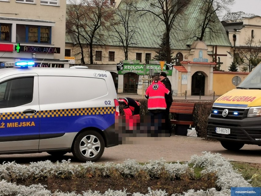 Tragedia na placu Wolności we Włocławku. Nie żyje mężczyzna [zdjęcia]