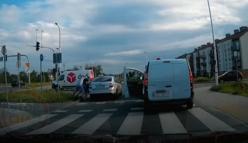 Bójka na Buforowej we Wrocławiu. Pieszy i taksówkarz okładali się pięściami! [ZOBACZCIE NAGRANIE]
