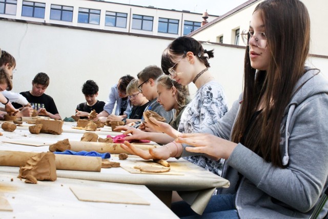 Uczniowie "Dziesiątki" na warsztatach z ceramiki w sieradzkim
