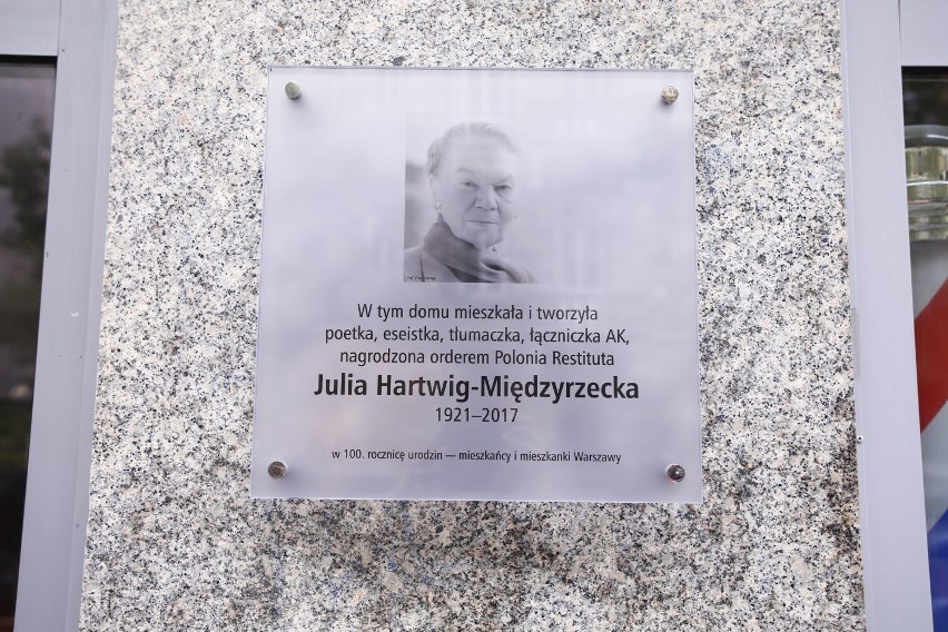 Warszawa obchodziła setne urodziny Julii Hartwig. W Śródmieściu odsłonięto tablicę pamiątkową