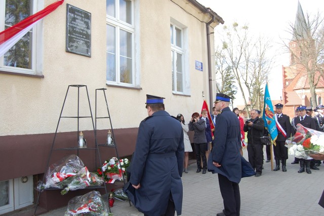 Rok po katastrofie, na murze szkoły w Dziewierzewie, odsłonięto pamiątkową tablicę. Co roku mieszkańcy wsi składają tu kwiaty