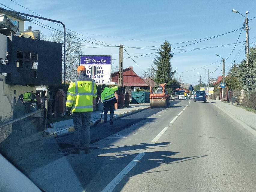 Olbrzymie korki na ul. Kwiatkowskiego w Rzeszowie. Trwa naprawa nawierzchni [ZDJĘCIA]