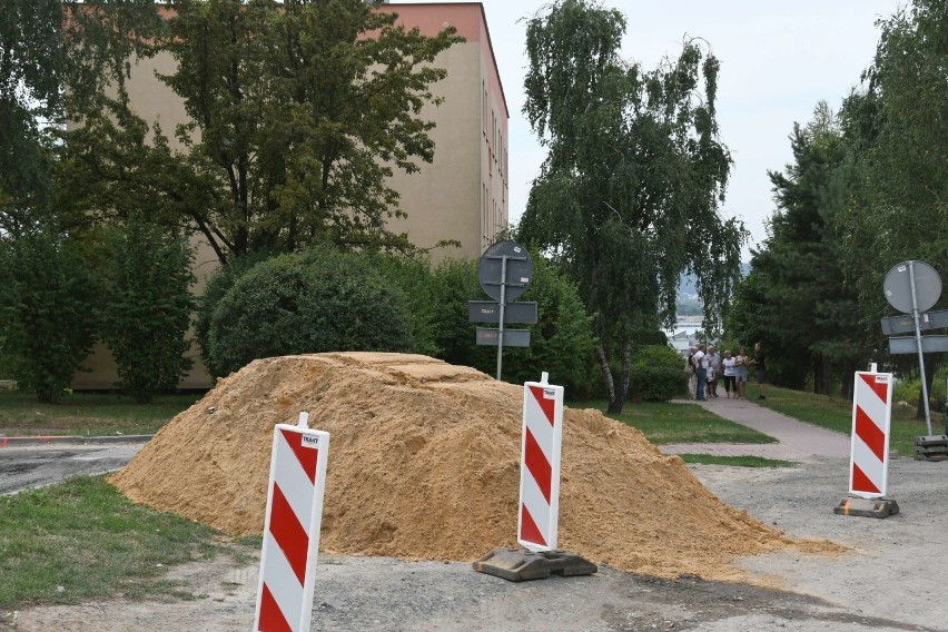 Mają dość życia w sąsiedztwie budowy. Boją się, że służby ratunkowe nie dojadą na czas (WIDEO)