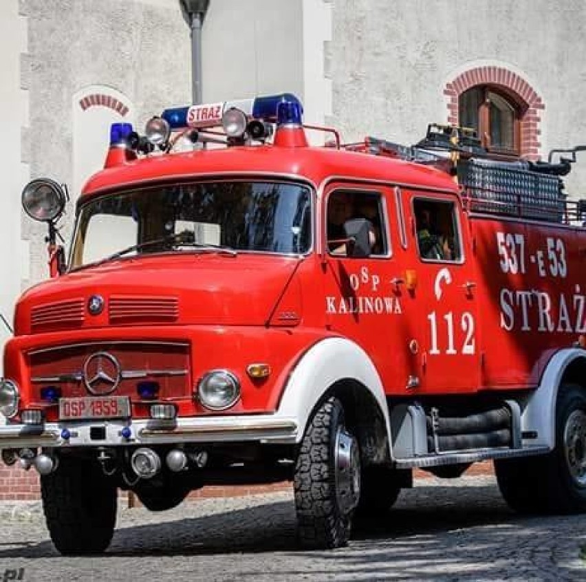 Strażacy z Kalinowej jeżdżą do pożarów mercedesem z 1959 roku. To najstarszy wóz bojowy w Polsce [GALERIA]