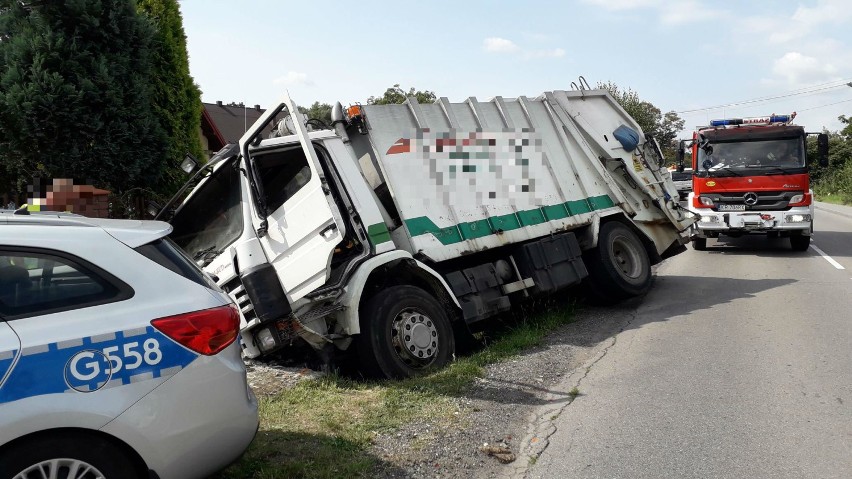 Bochnia: śmieciarka w rowie na ulicy Krzeczowskiej [ZDJĘCIA]