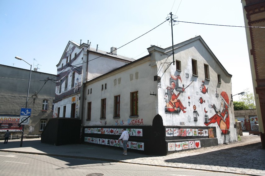 KRÓTKO: Bajkowy mural pokrył cały Dom Aniołów Stróżów. To ciąg dalszy SK 2011 Street Art Festival