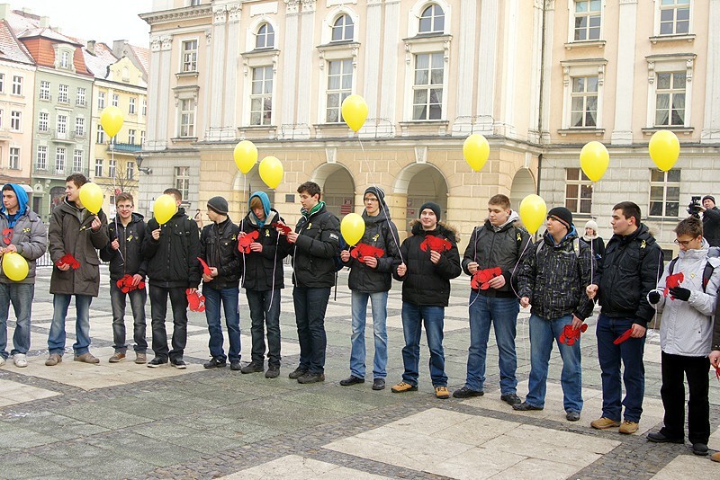 Uczniowie z Kalisza mają haka na raka. Zachęcają do walki z czerniakiem. ZDJĘCIA