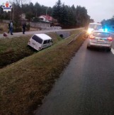 Chciał uniknąć zderzenia z dzikim zwierzęciem, wjechał do rowu. Busem podróżowało 9 osób