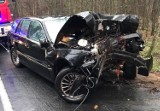 Poważny wypadek w Bąblinie. Kierowca BMW uderzył w drzewo
