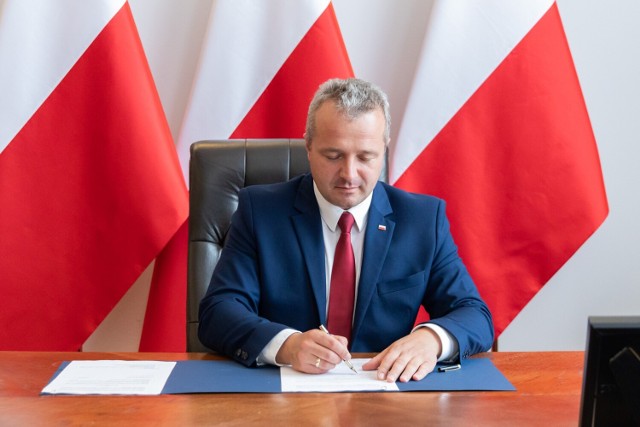 Wojewoda Mikołaj Bogdanowicz podpisał 2 lipca umowy na dofinansowanie z Rządowego Programu Rozwoju Dróg modernizacji dwóch odcinków dróg zarządzanych przez powiat inowrocławski