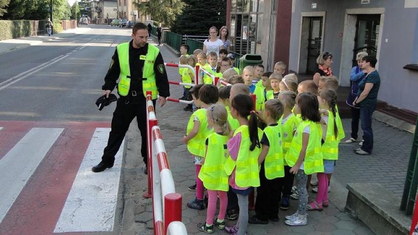 Strażnicy uczyli dzieci bezpiecznie przechodzić przez...