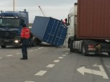 Wypadek w Gdyni. Przewrócony kontener na ulicy Kontenerowej. Utrudnienia w ruchu