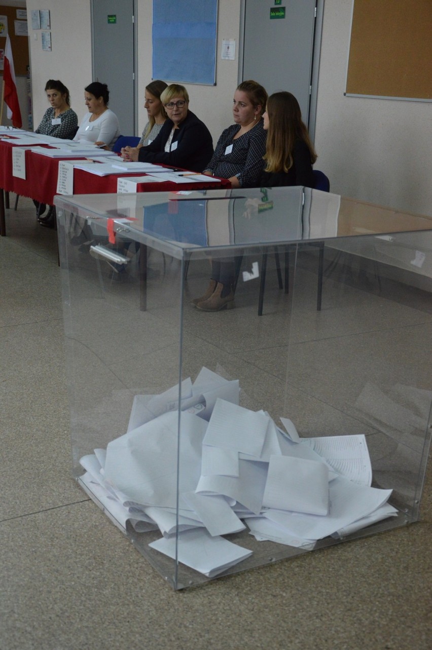 Powiat bytowski. Zdjęcia z lokali wyborczych. Tak przebiega głosowanie w wyborach parlamentarnych. Jest spokojnie (FOTO)